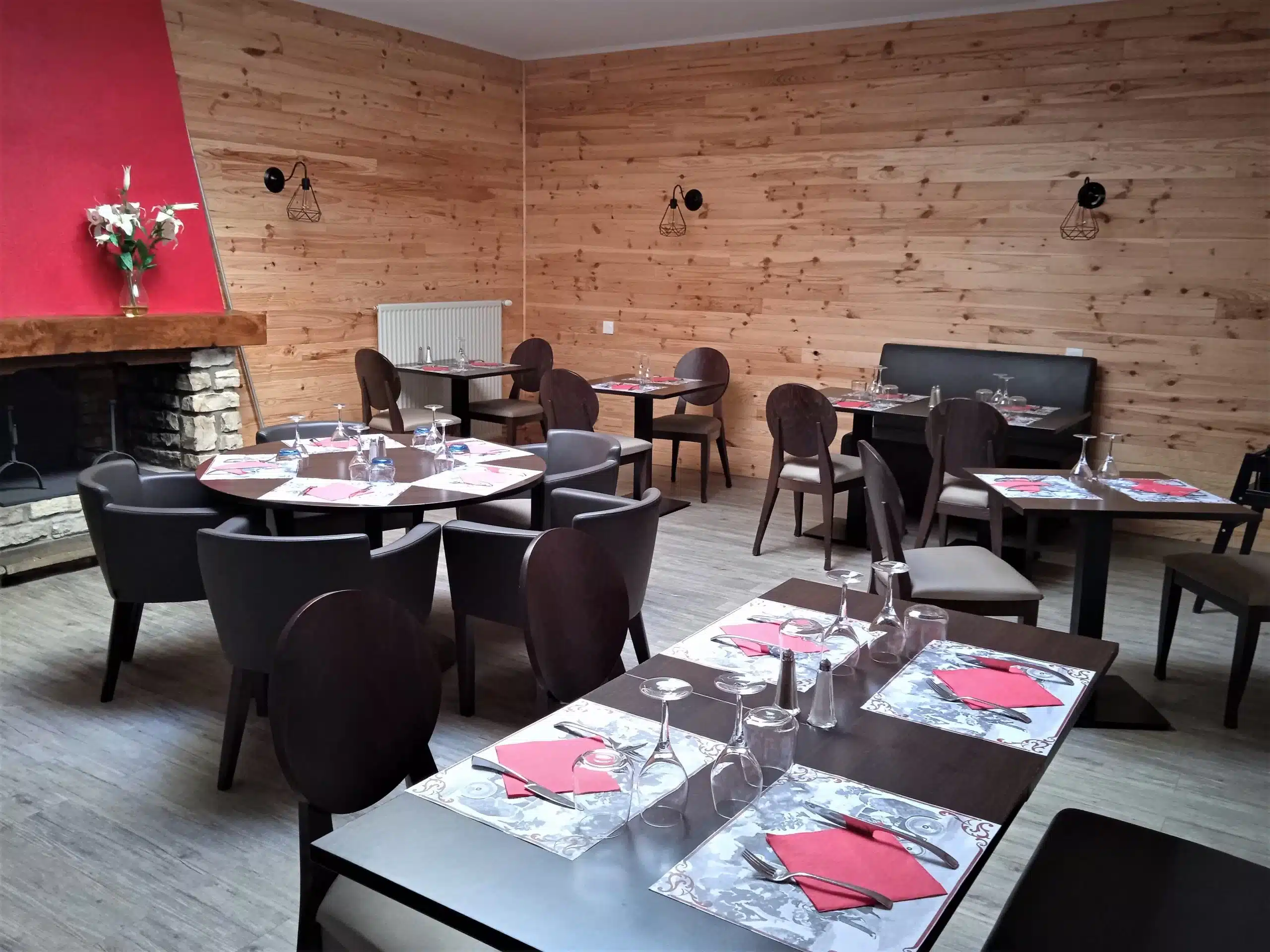 salle-restaurant-cheminee-scaled